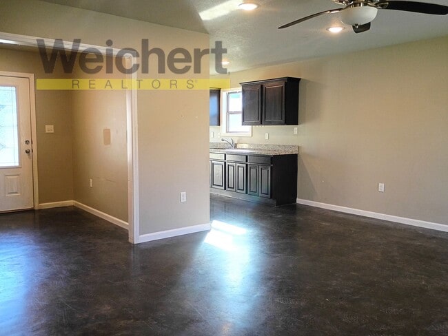 Building Photo - Spacious 3-Bed, 2-Bath Home in a Quiet Neighborhood