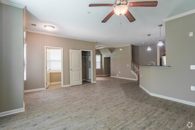 2BR,1.5BA,-1329SF, New Castle - Fenwyck Manor Apartments