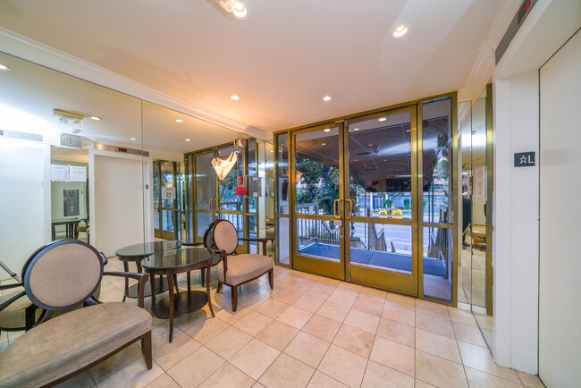 Lobby - 10747 Wilshire Blvd