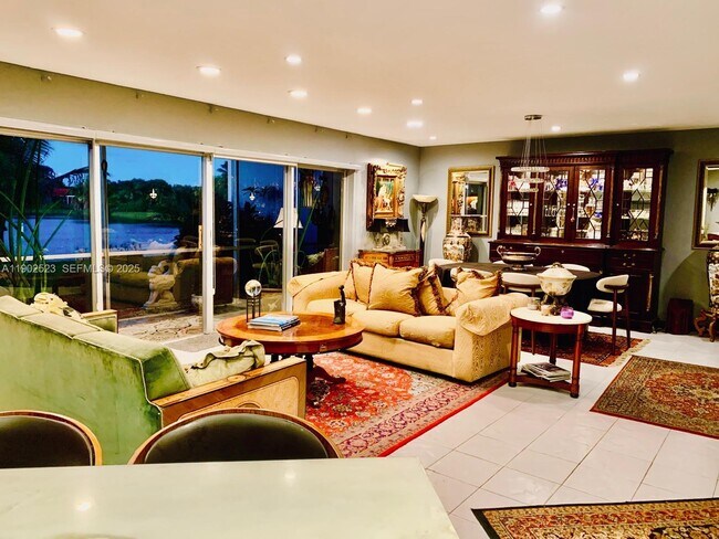 Foto del edificio - 877 NE 195th St