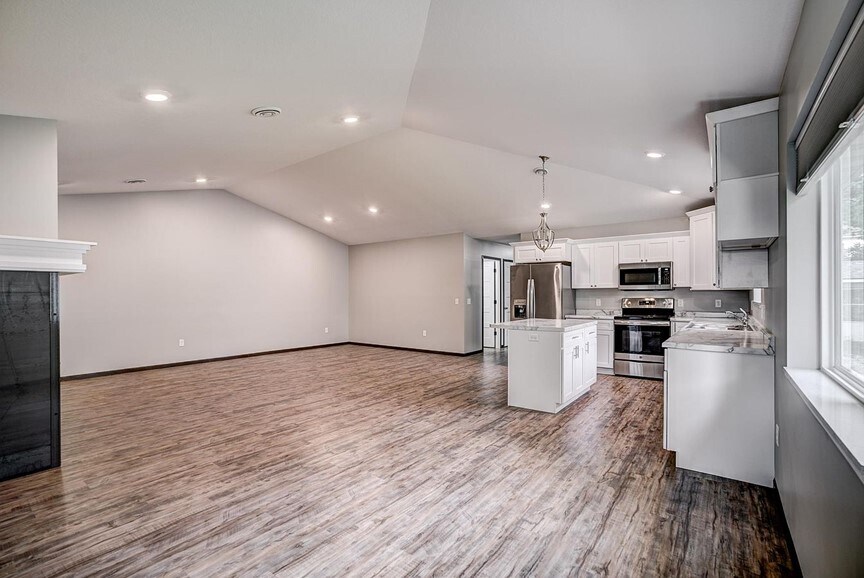 Foto principal - 540 5th St E