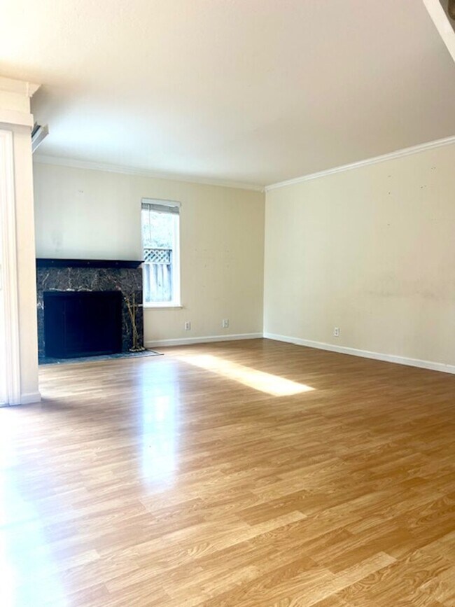 Foto del edificio - Charming Danville Townhouse 3 BD / 2.5 BA