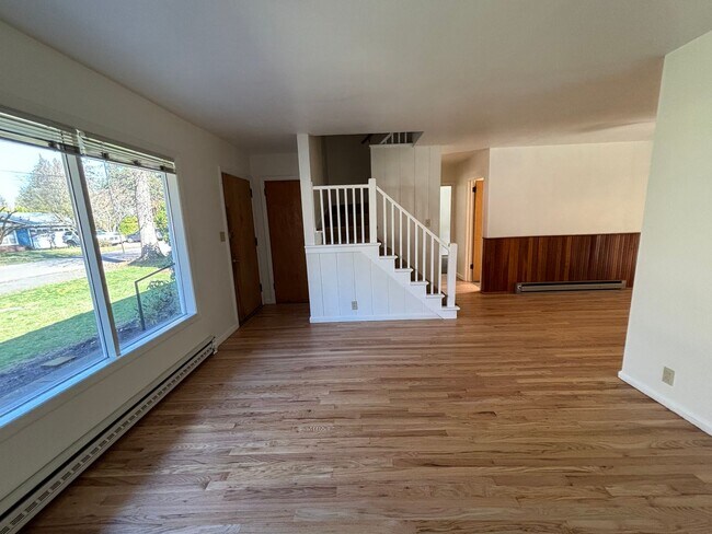 Building Photo - Classic 1940s Home ~ 3 Bed/1.5 Bath ~ Optional 4th Bedroom/Office, Sunken Family Room, Fireplace,...