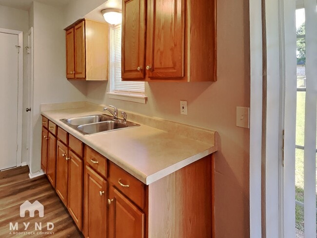 Building Photo - 3451 Pebbleshores Dr