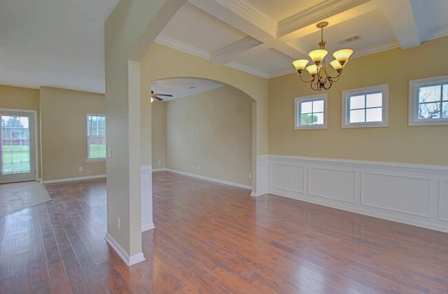 Building Photo - 935 Mustang Ln NE