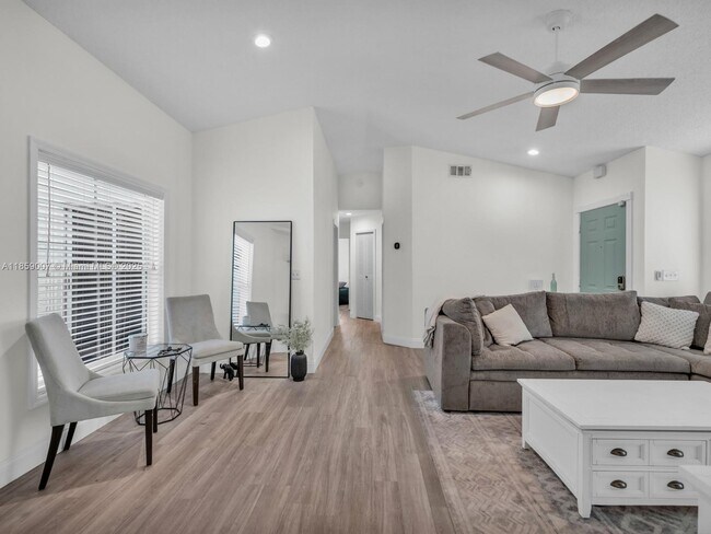 Foto del edificio - 18424 NW 21st St