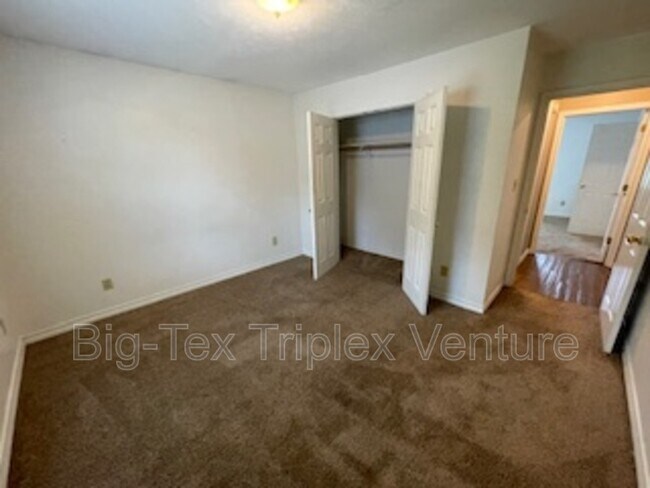 Building Photo - 278 N Pecan St