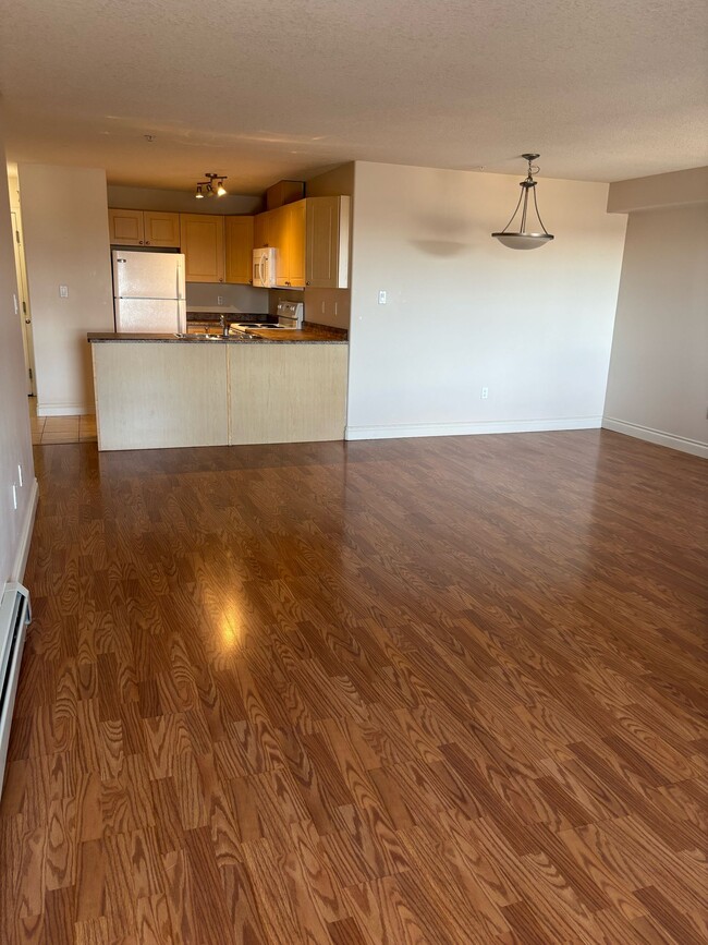 Building Photo - Mainstreet Manor 4910 50 St