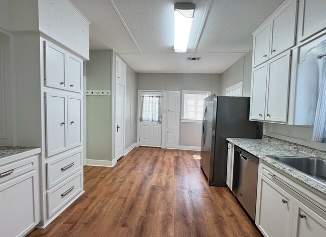 Building Photo - 909 W Main St