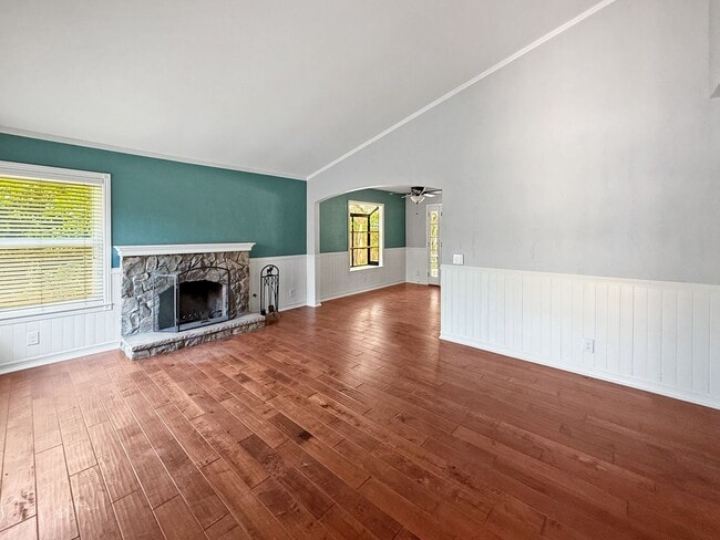 Building Photo - Beautiful 4BD/2BA w/ Attached Garage & Lar...