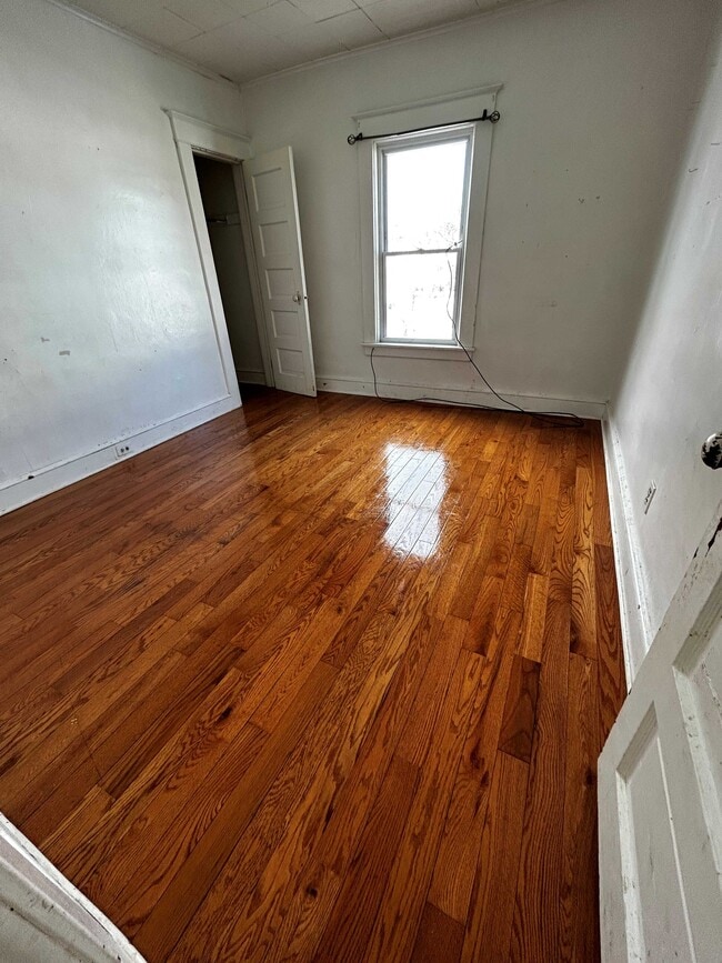 Bedroom # 2 - 32-2 Montcalm St