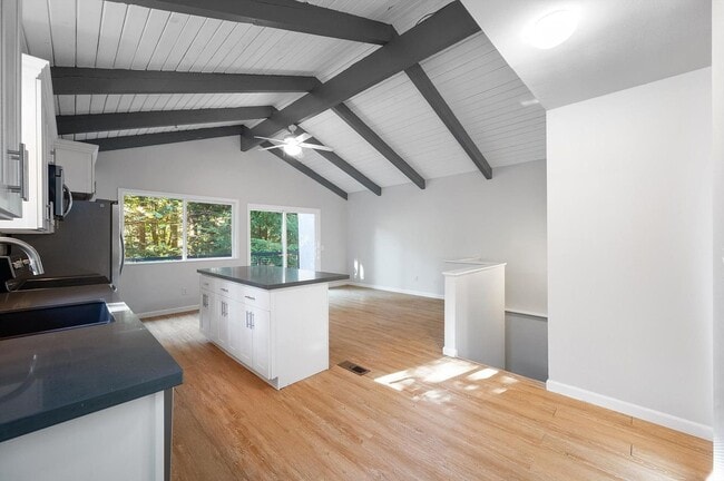 Building Photo - 136 Windward Dr