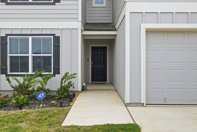 Foto del edificio - New 4-bed 3-bath home available near Lackland AFB! Move in Now!