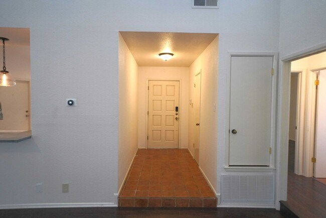 Building Photo - Gorgeous home available in great neighborhood. Realtor Commission: $500