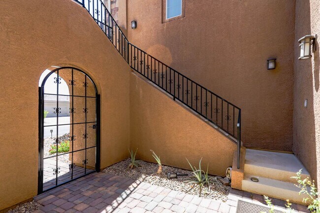 Foto del edificio - Stunning 5 Bed, 4 Full Baths And 2 Half Ba...