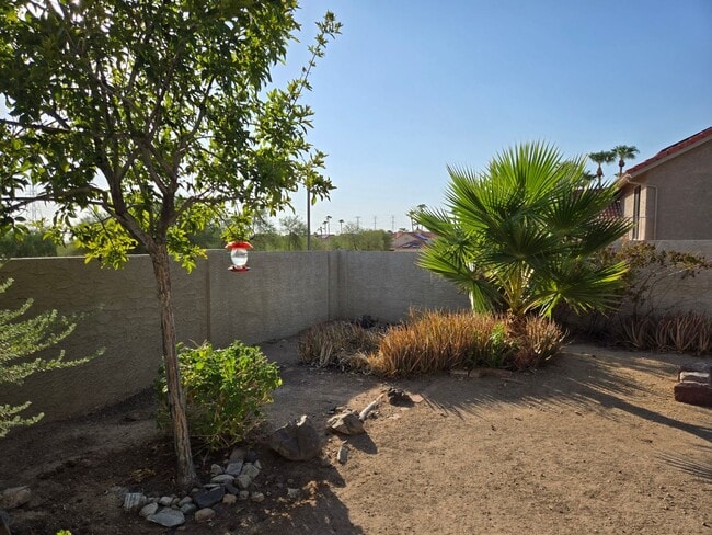 Building Photo - 11246 E Poinsettia Dr