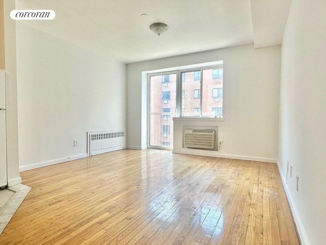 Foto principal - 422 E 10th St