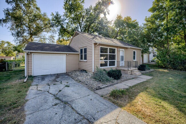 Building Photo - 2 Bedroom With Oversized Garage & Prime Lo...