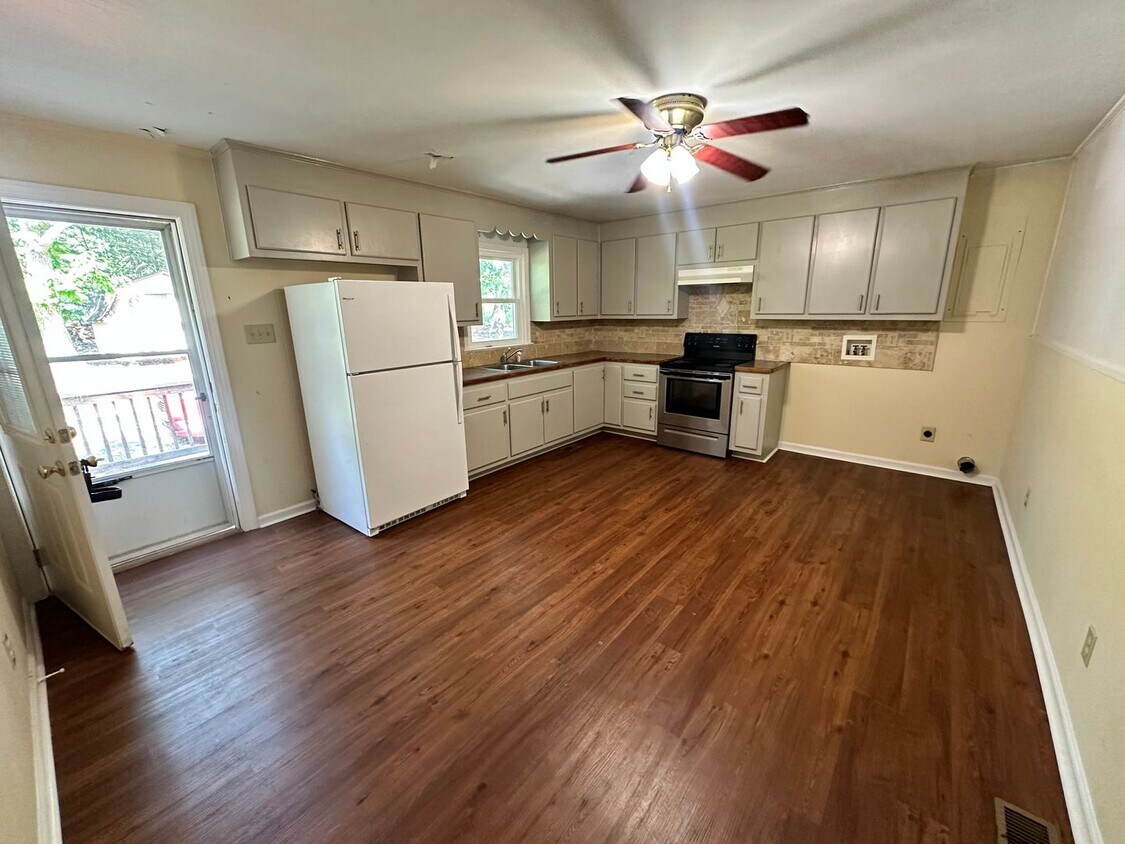 Foto principal - 3-Bedroom Home in Private Setting Minutes ...