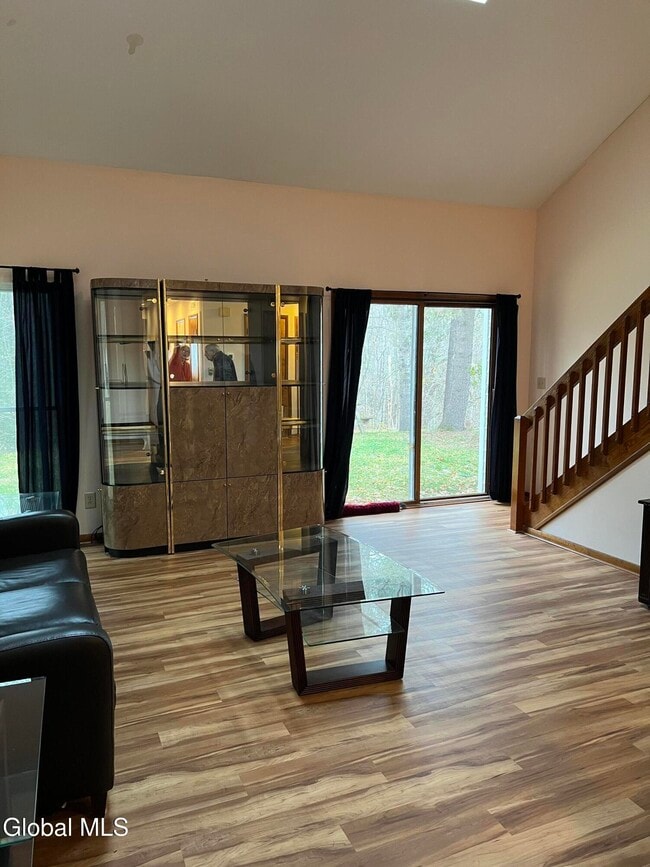 Building Photo - 43 Green Meadow Dr