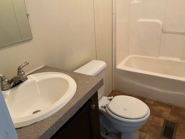 Building Photo - 2 Bedroom 2 Bathroom Mobile Home