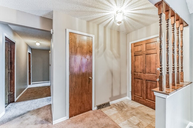 Building Photo - 1105 S Country Club Dr