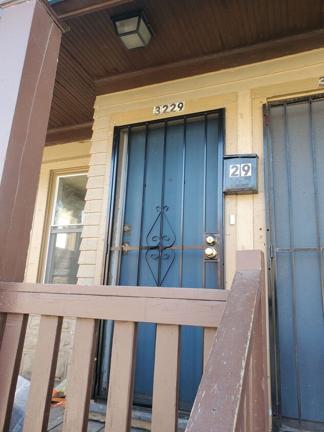 Primary Photo - 3233-3233 W Burleigh St