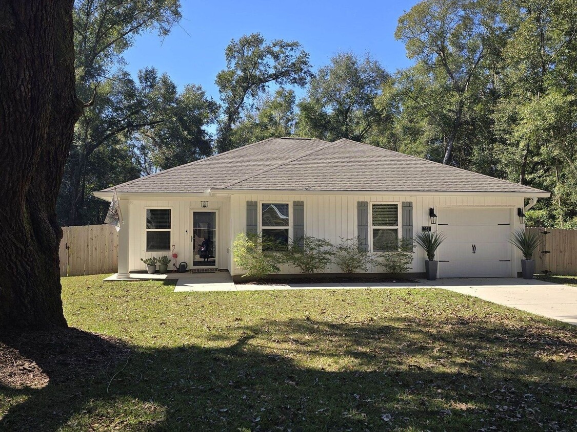 Foto principal - Pensacola - Calvert Oaks - 3 bedroom, 2 ba...