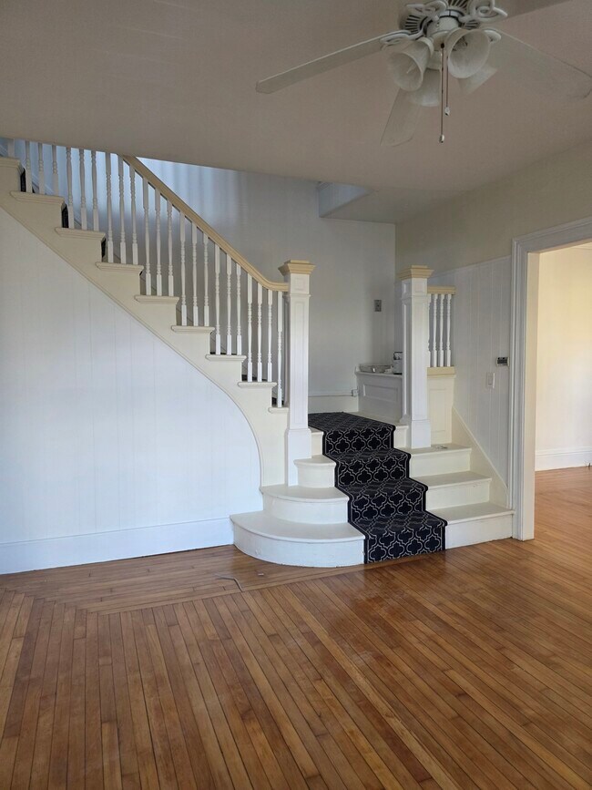 Building Photo - 174 Elm St