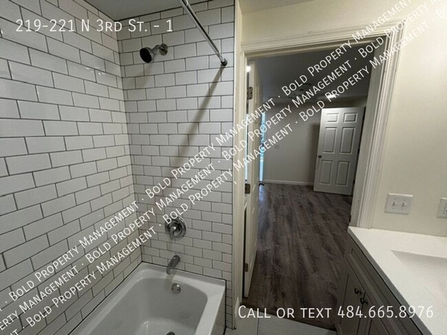 Foto del edificio - 219-221 N 3rd St.-1