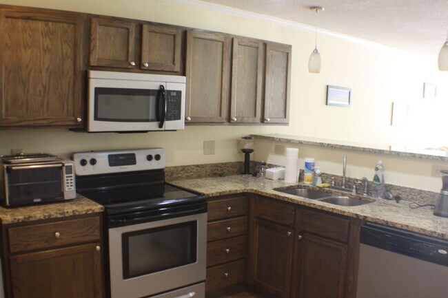 Building Photo - 2 Bedroom Apartments/Townhomes in Five Poi...