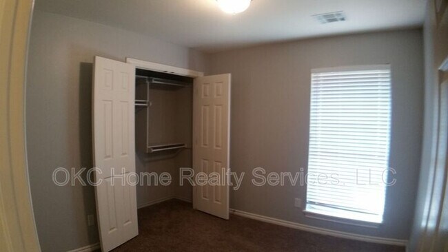 Building Photo - 2521 Thomas Dr