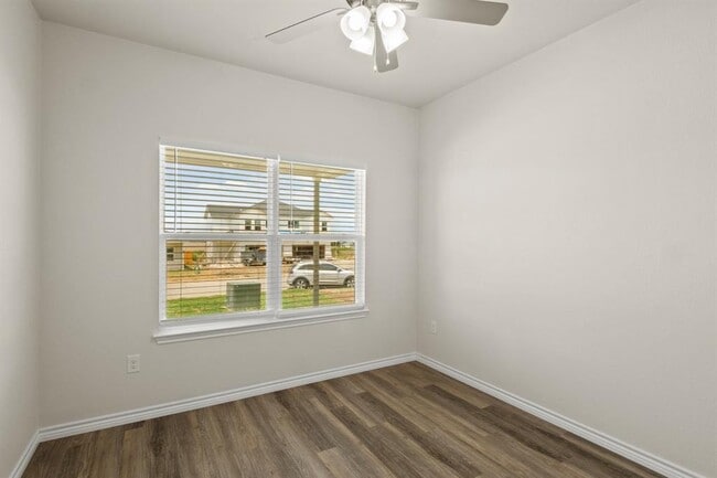Foto del edificio - 506 Whirlaway Dr