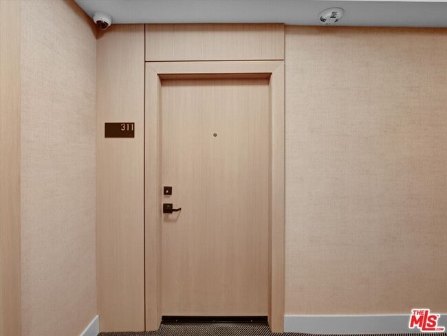 Building Photo - 999 N Doheny Dr