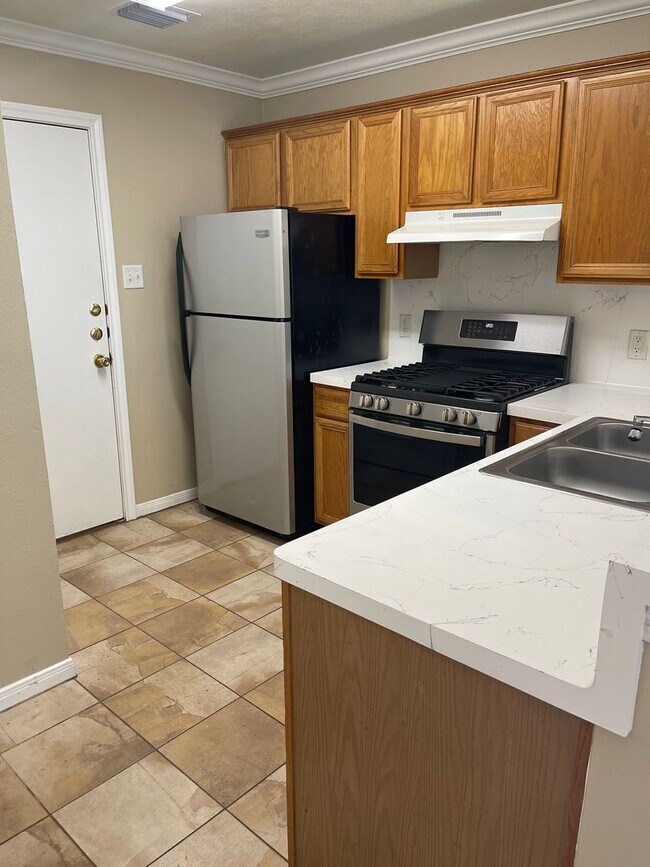 Foto del edificio - College Station - 4 bedroom - 4 bath - Fenced in yard / Home in Steeplechase Neighborhood.