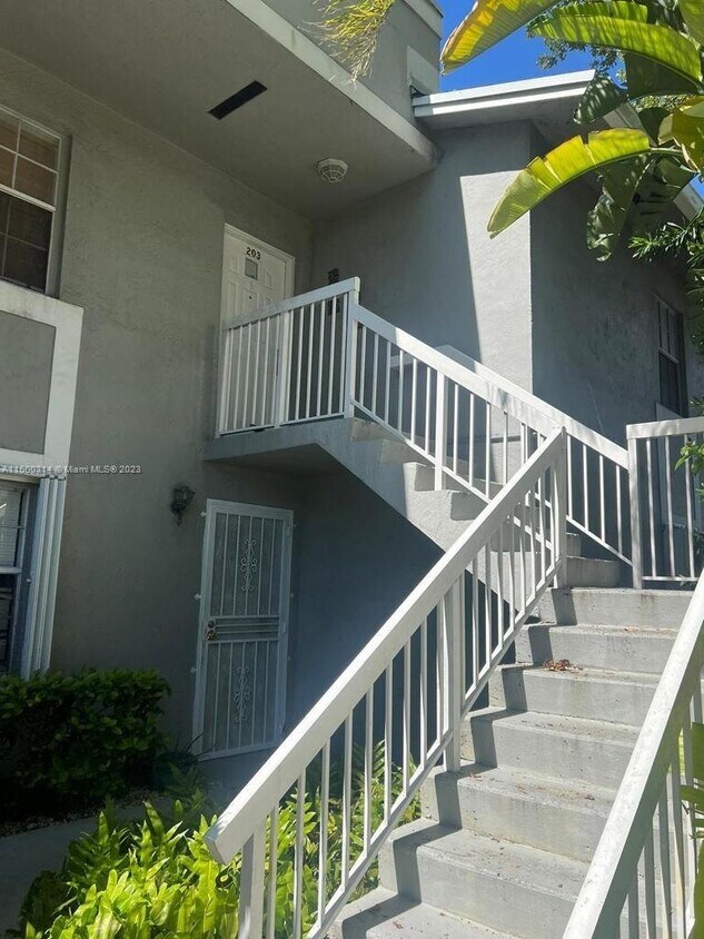 Foto principal - 478 Northeast 210th Circle Terrace, Miami,...