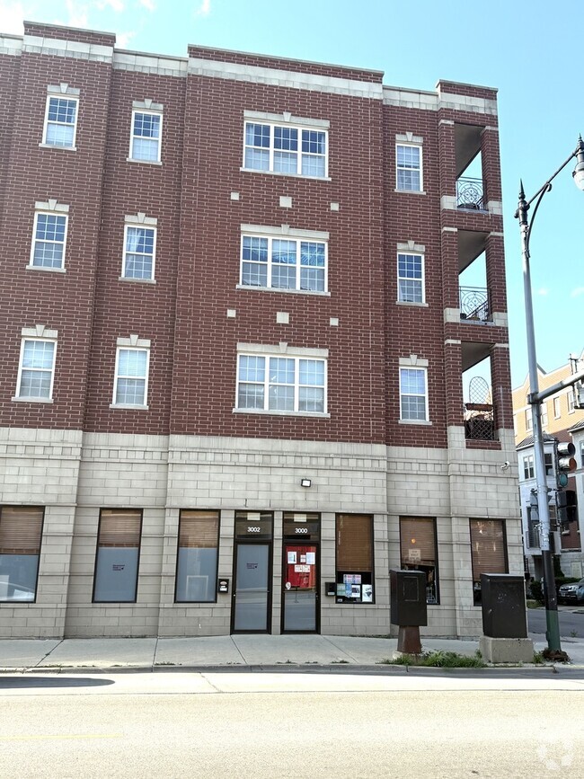 Building Photo - 3000 W Lawrence Ave