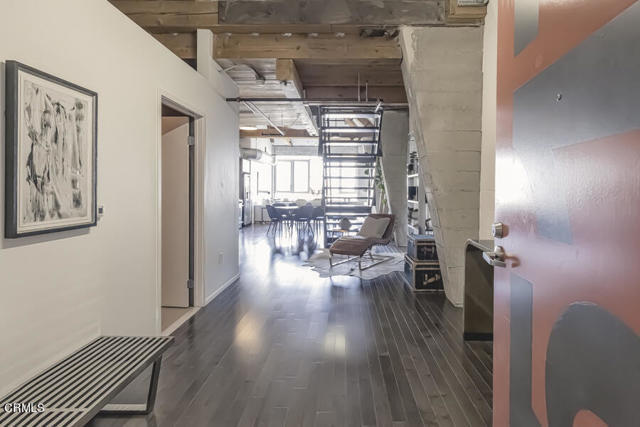 Building Photo - 530 S Hewitt St