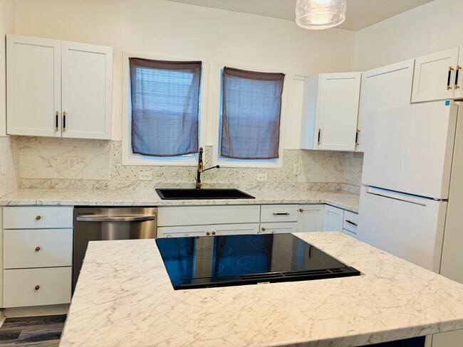 Building Photo - 826 S 38th St