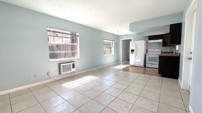 Building Photo - 215 N Wild Olive Ave