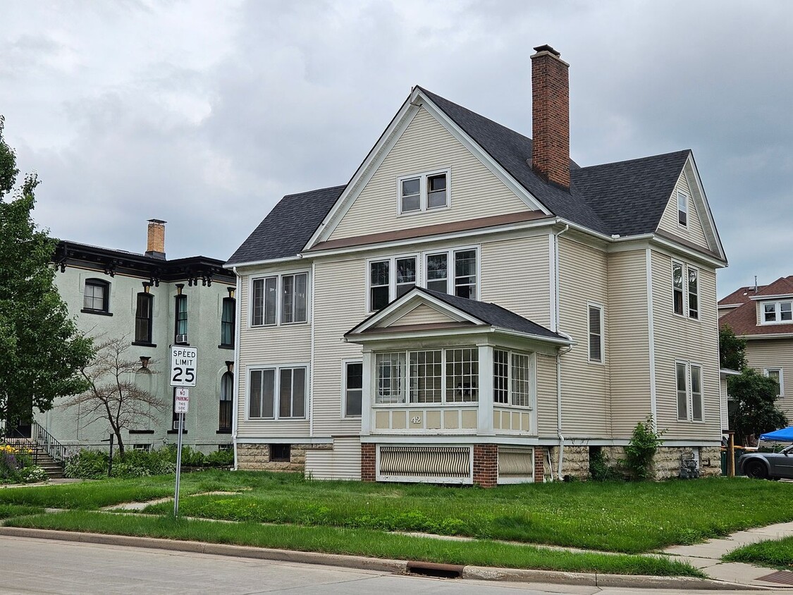 Primary Photo - 42 N Park Ave