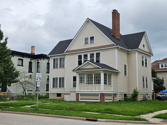 Building Photo - 42 N Park Ave