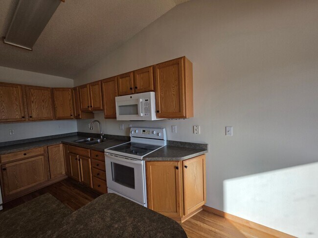 Foto del edificio - 3 bed twinhome for rent