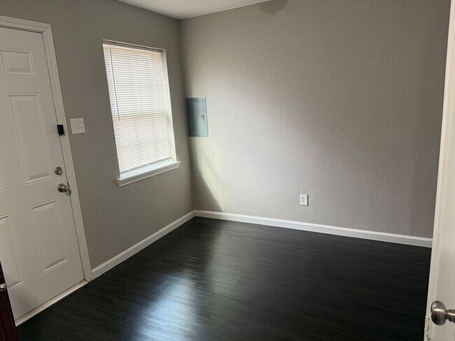 Building Photo - 410 Conveyor Dr