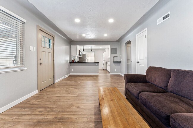 Building Photo - Updated Townhome in NE Park Hill!