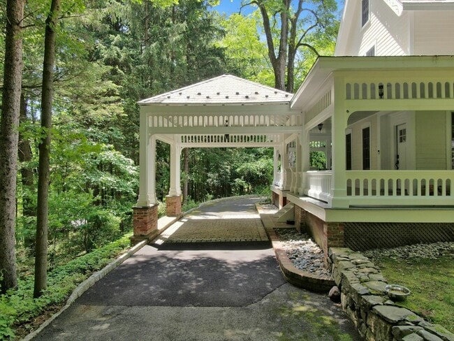 Building Photo - 314 Haverstraw Rd