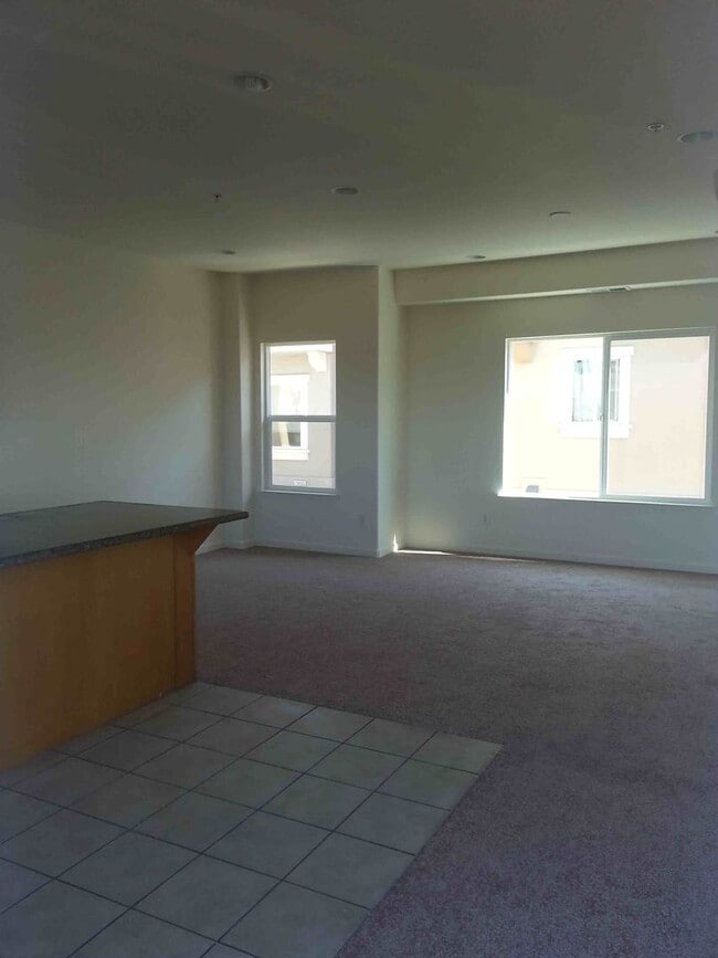 Building Photo - Spacious 2 Bedroom, 2.5 Bath Townhouse Loc...