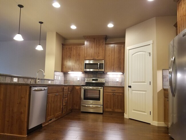 Building Photo - High end town home in perfect location
