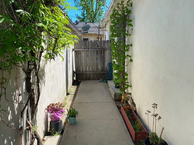 Foto del edificio - 1706 N Hollywood Way