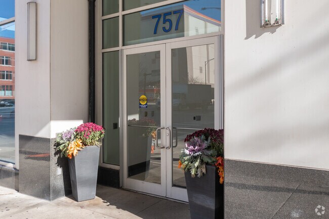 Entrada - 757 Orleans at Chicago